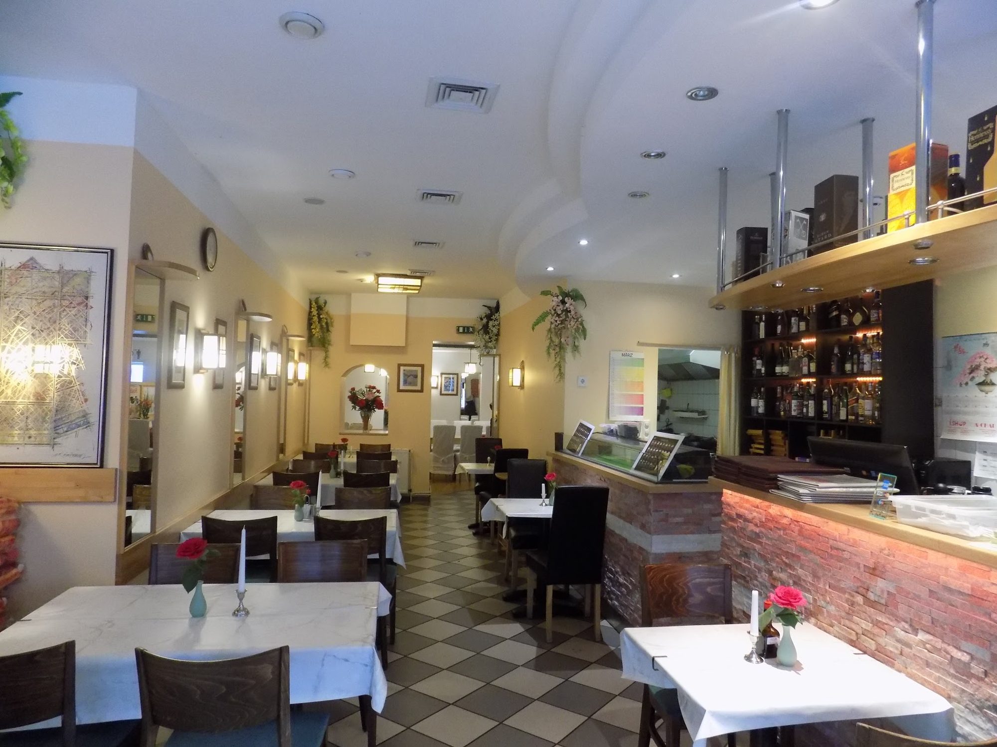 Gastraum mit Bar und gedeckten Tischen